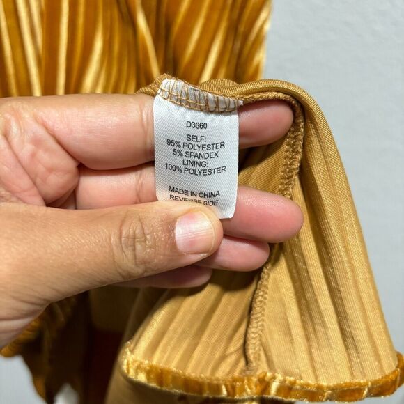 Alexia Admor Women's Boatneck Veronica Pleated Velvet Midi Dress Gold Medium - Picture 9 of 10